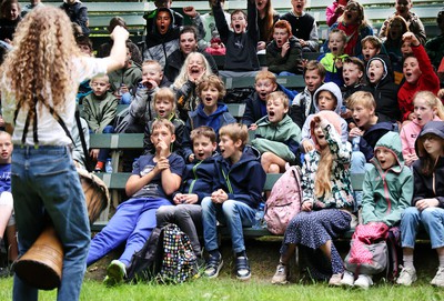 Tijl Damen speelt interactieve kindervoorstellingen op locatie
