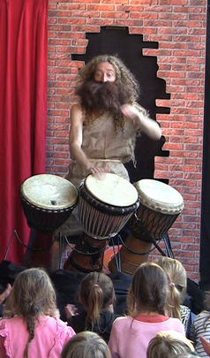 Tijl Damen speelt allerlei instrumenten tijdens zijn kindervoorstellingen