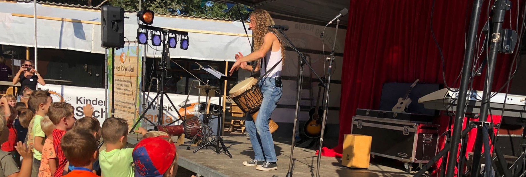 Kleutervoorstelling buiten - Tijl Damen